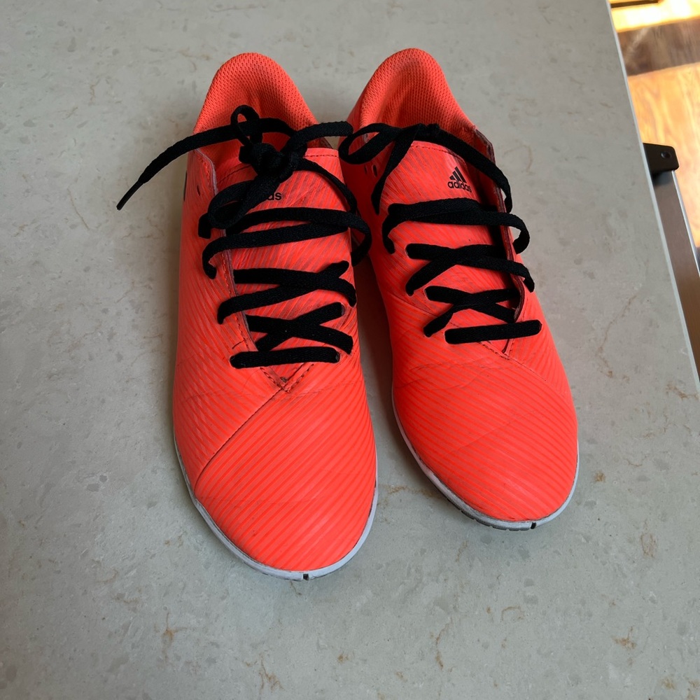 Adidas boys size 3 indoor soccer shoe